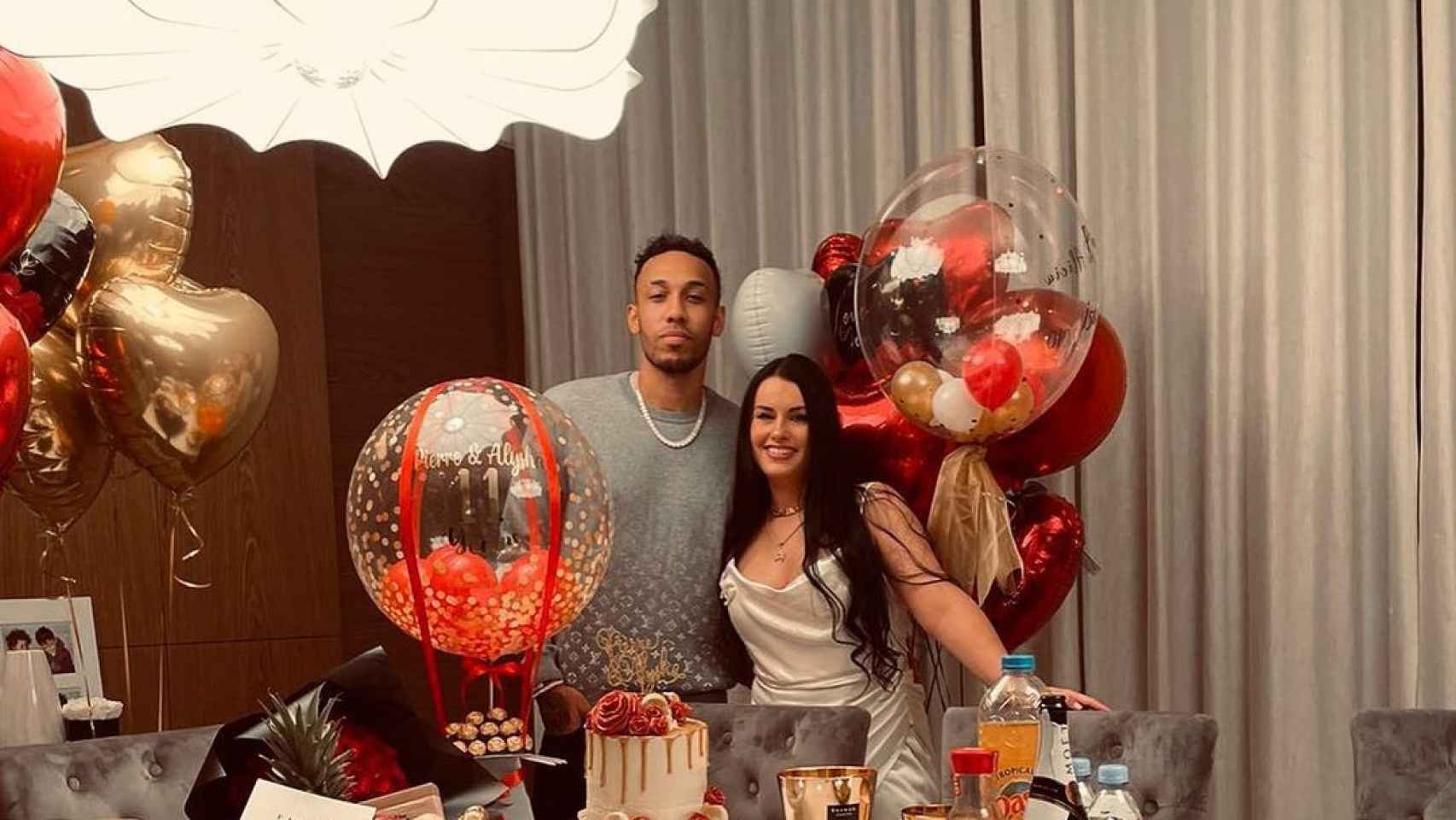 Aubameyang, junto a esposa Alysha Behague, en el aniversario de su relación / Redes