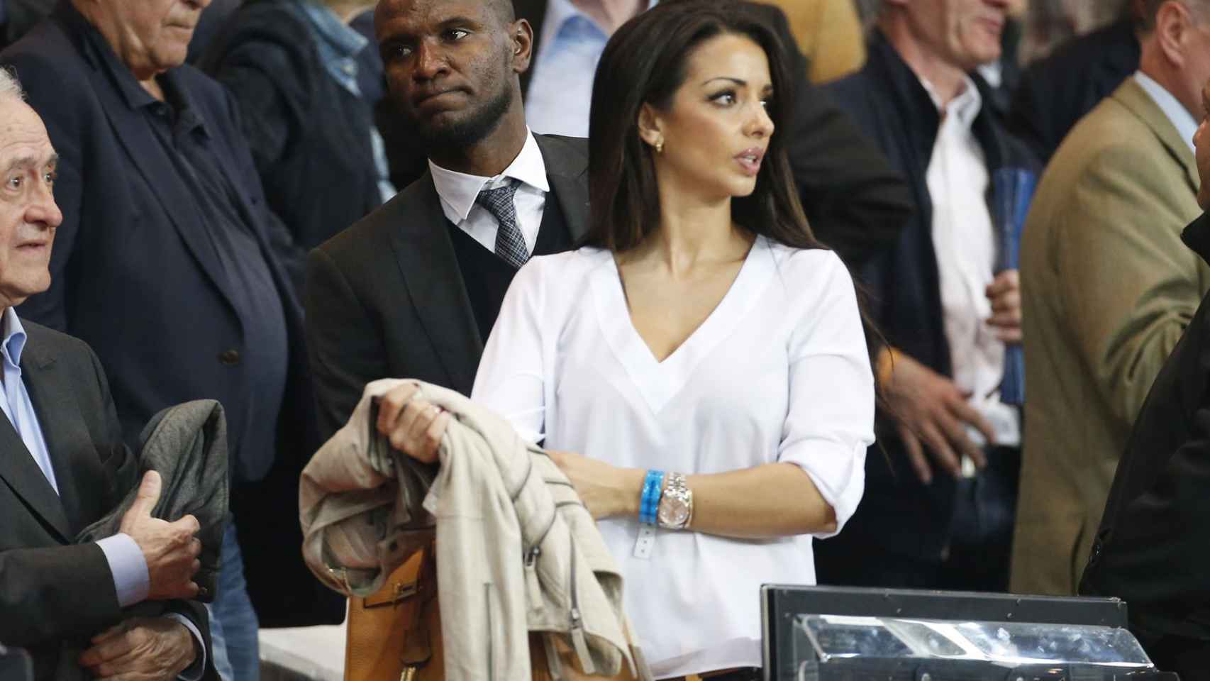 Abidal en compañía de su mujer