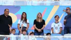 Los Messi en el palco de Maracana viendo a su padre, Leo / Twitter