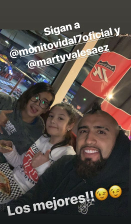 Arturo Vidal con sus hijos Emiliano y Elisabetta en los karts / INSTAGRAM