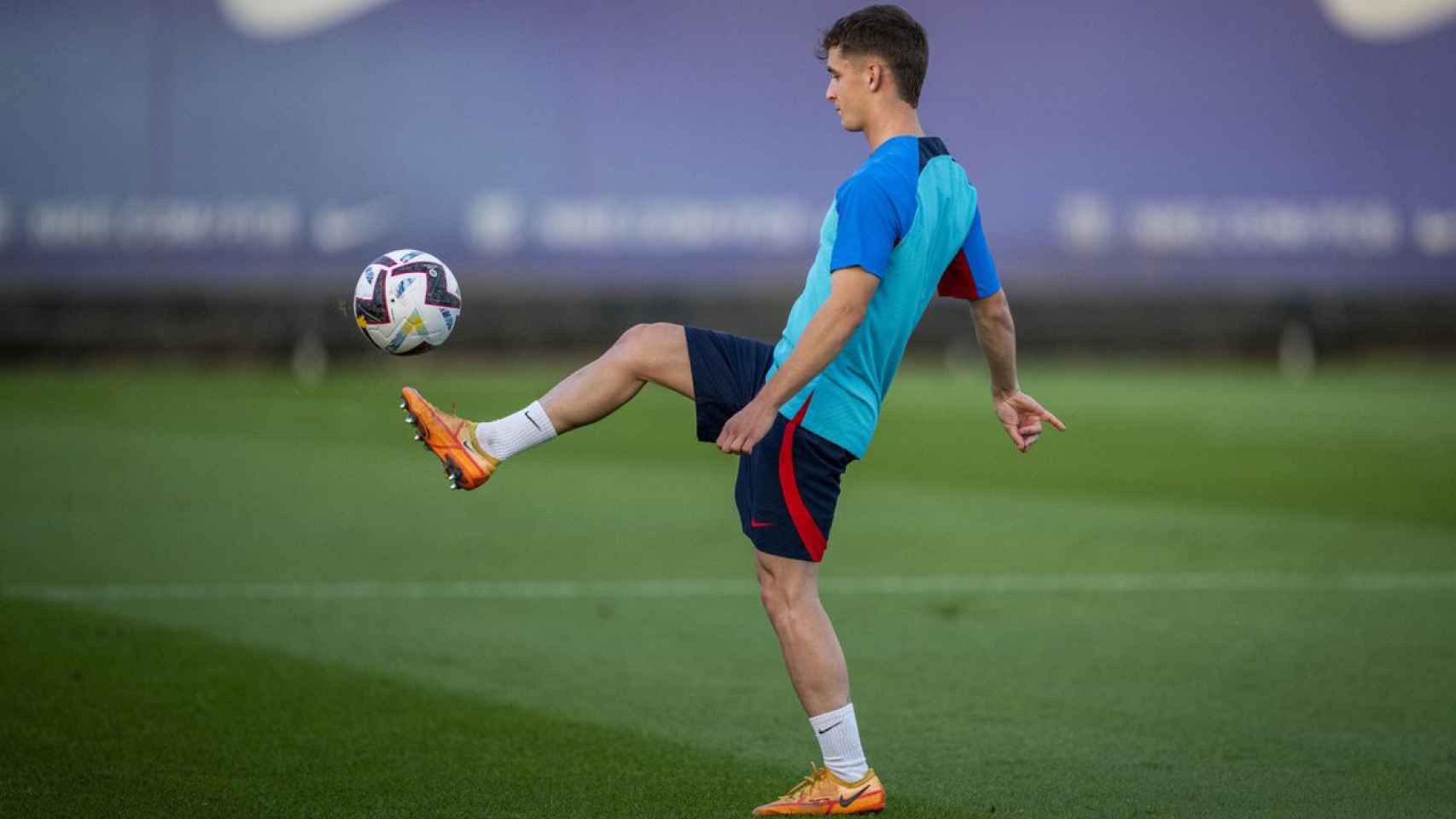 Marc Casadó, durante un entrenamiento con el FC Barcelona en la previa de la Youth League / FCB