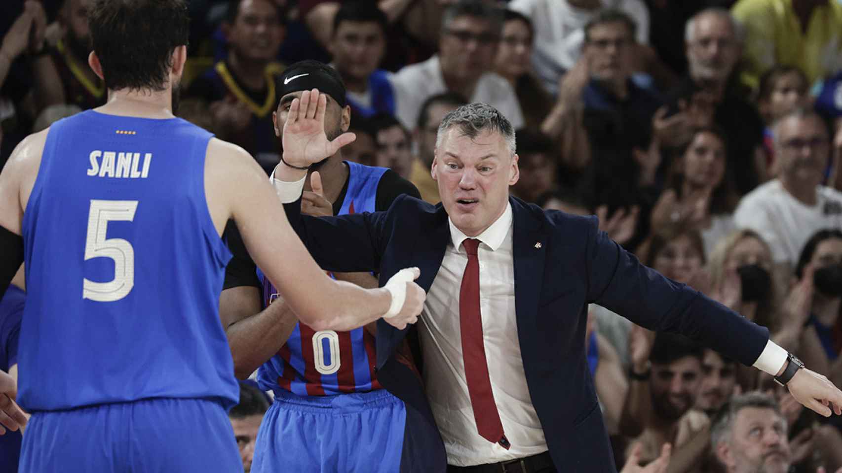 Jasikevicius felicita a Sertac Sanli por su partido ante el Joventut de Badalona / EFE