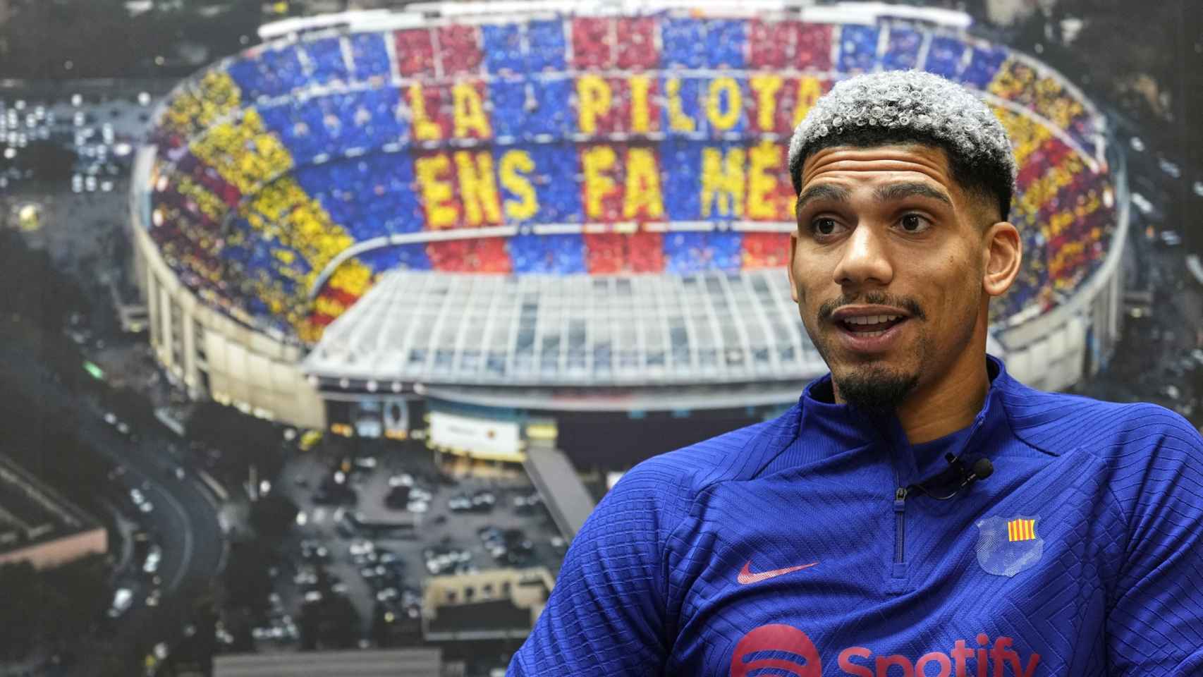 Ronald Araujo concede una entrevista tras el Barça-Cádiz / EFE