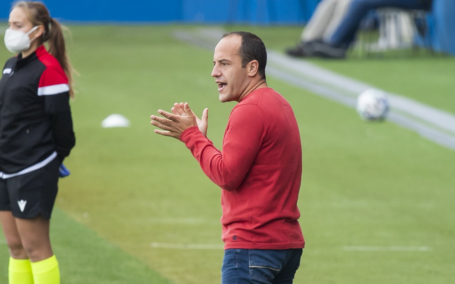 Lluís Cortés, en un partido del Barça femenino / FCB