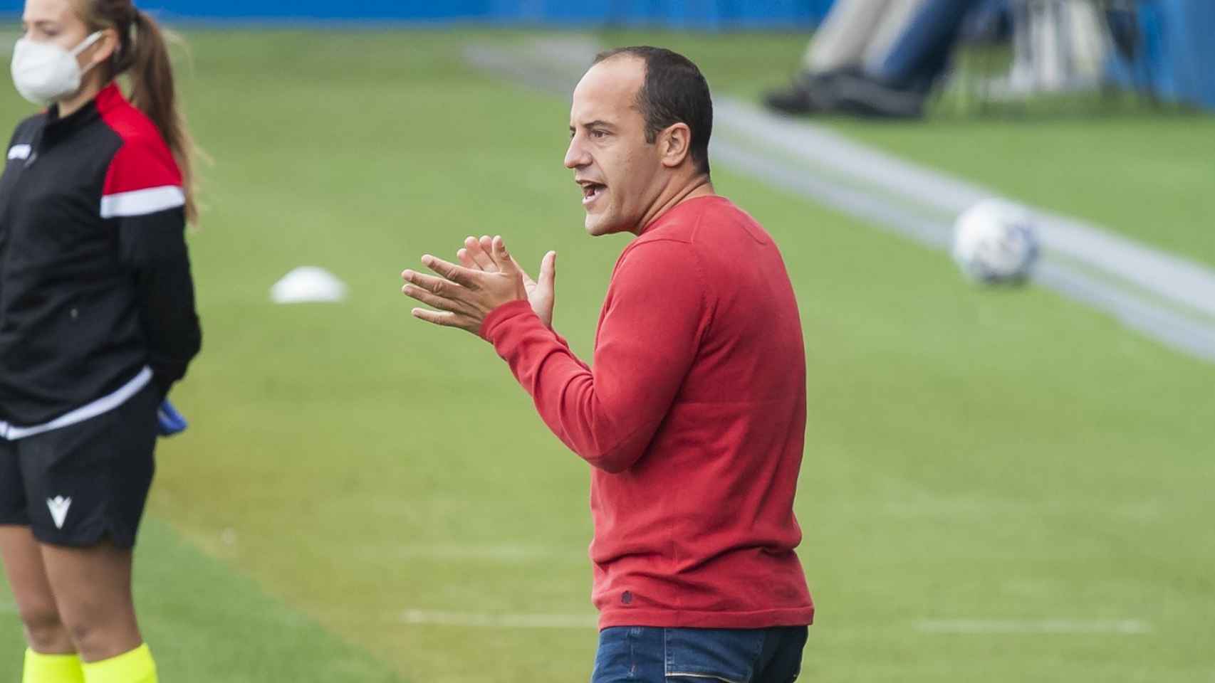 Lluís Cortés, en un partido del Barça femenino / FCB