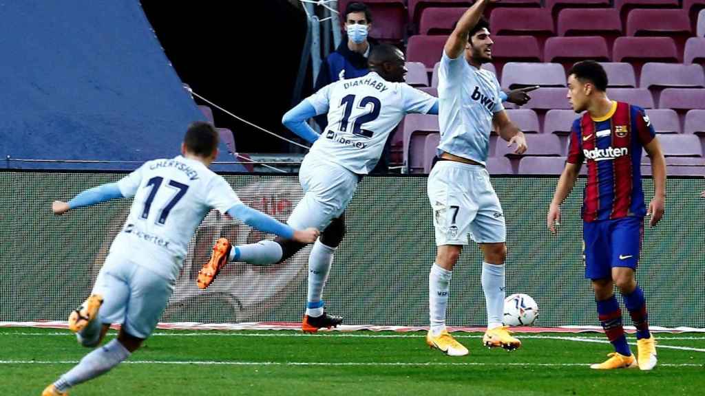 El Valencia celebra el gol Diakhaby contra el Barça / EFE