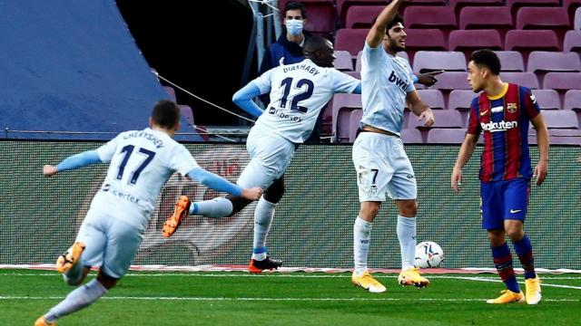 El Valencia celebra el gol Diakhaby contra el Barça / EFE