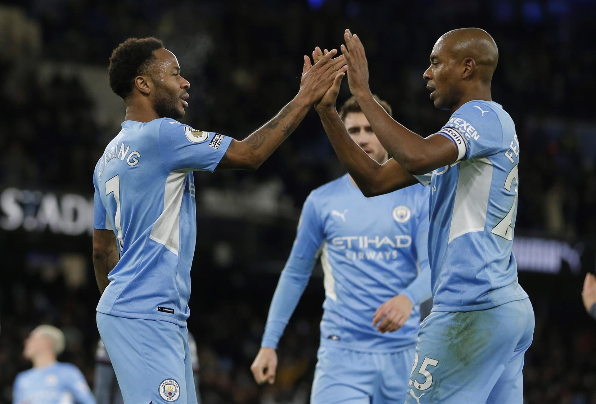 Los jugadores del Manchester City celebran uno de los dos goles de Sterling en la goleada al Leicester / EFE