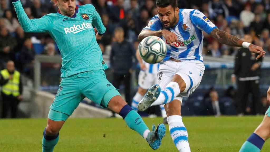 Antoine Griezmann trata de defender a Willian José, en un duelo entre el Barça y la Real Sociedad / EFE