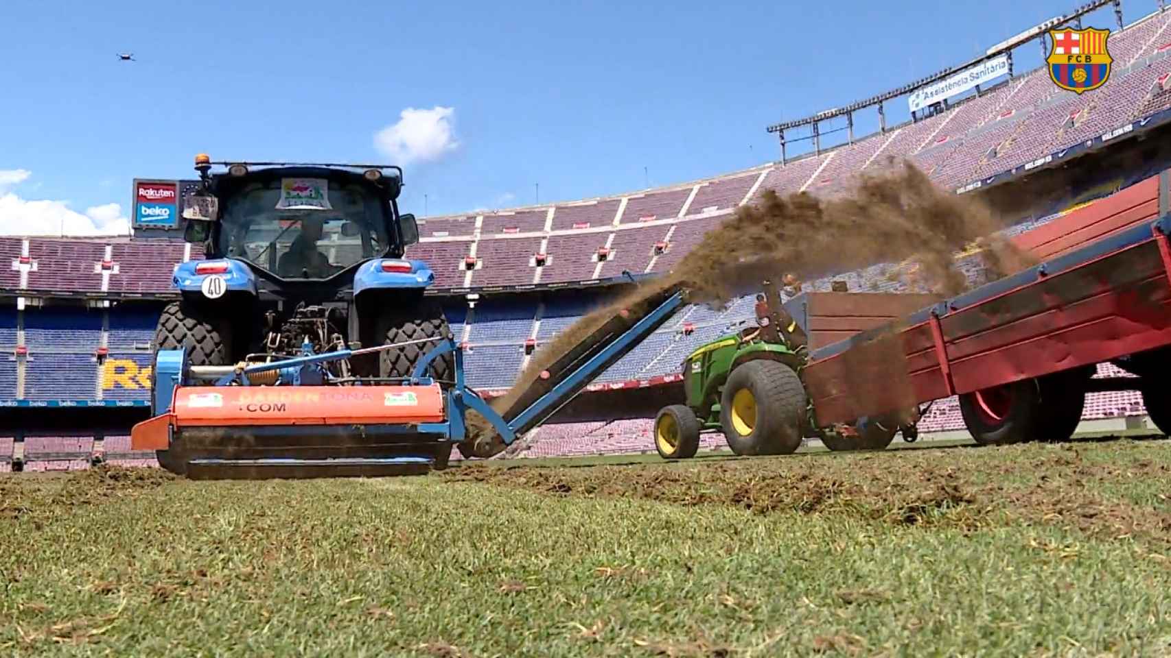 Una máquina renueva el césped del Camp Nou / FCB