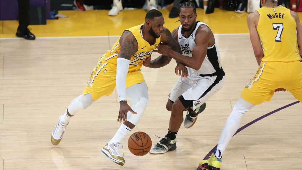 Lebron James y Kawhi Leonard en partido de la NBA / EFE