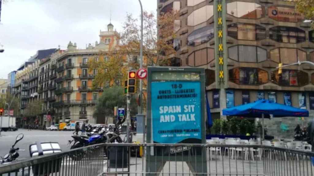 Marquesinas con carteles de Tsunami para publicitar la movilización durante el clásico / TSUNAMI DEMOCRÀTIC