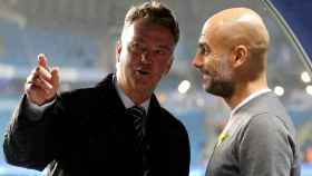 Van Gaal y Guardiola hablando en una imagen de archivo / EFE