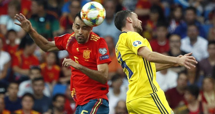 Sergio Busquets luchando un balón aéreo en el España - Suecia / EFE