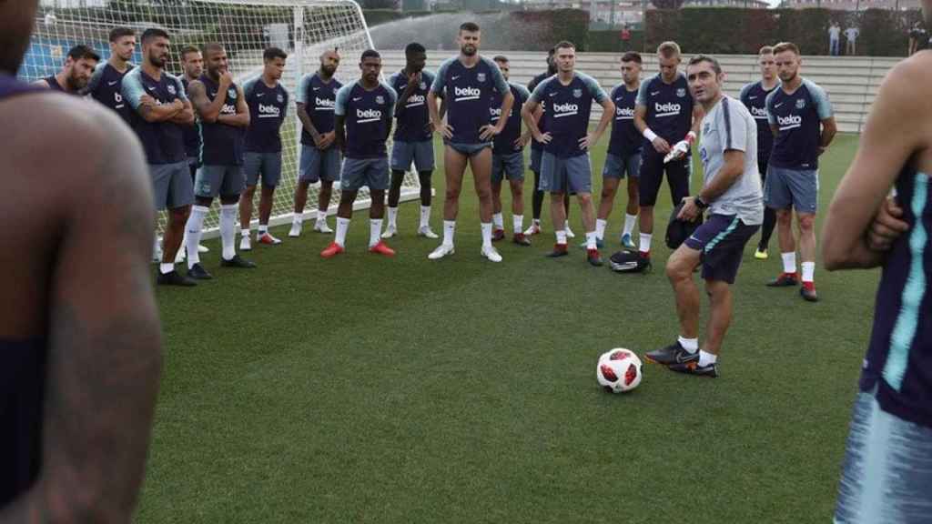 Ernesto Valverde da instrucciones al vestuario del Barça / FCB