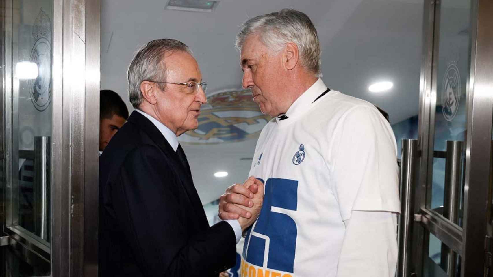 El apretón de manos entre Florentino Pérez y Carlo Ancelotti, en la celebración de un título / REAL MADRID