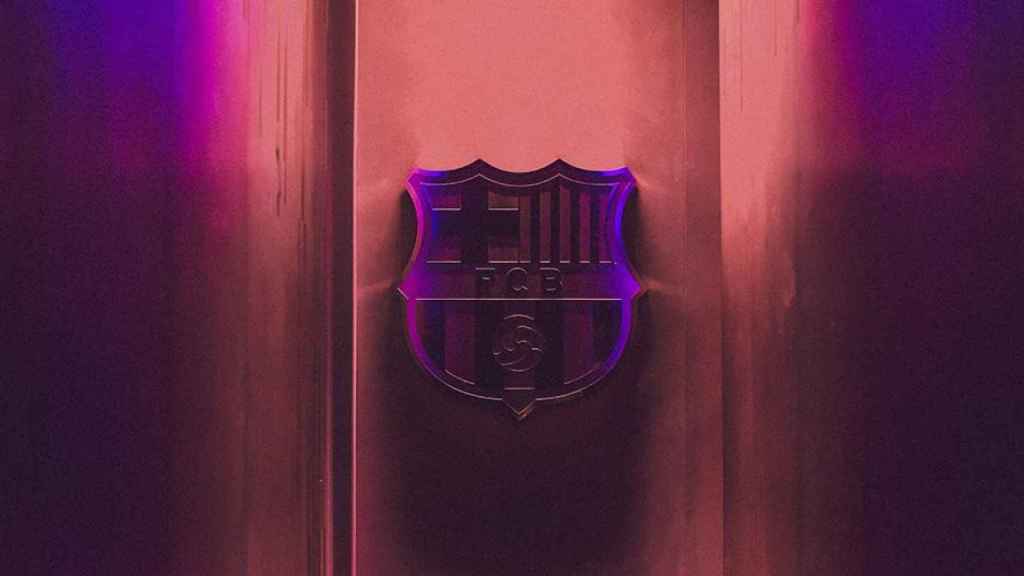 Escudo del Barça en el Camp Nou, uno de los estadios de fútbol que los aficionados deberían visitar / UNSPLASH