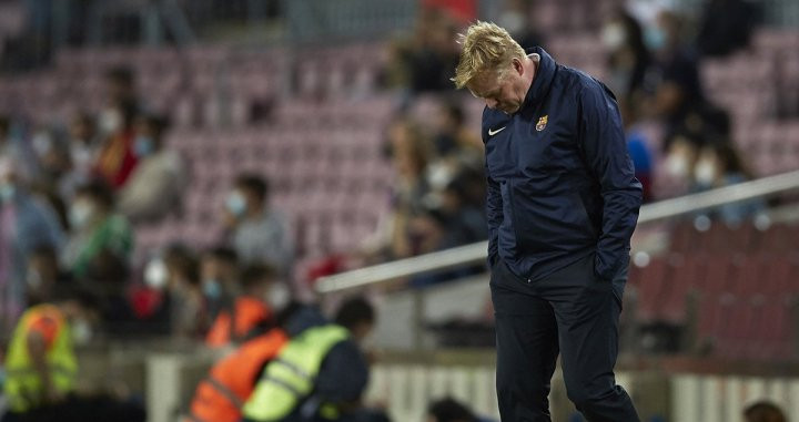 Ronald Koeman, cabizbajo, durante el empate de Barça y Granada / EFE