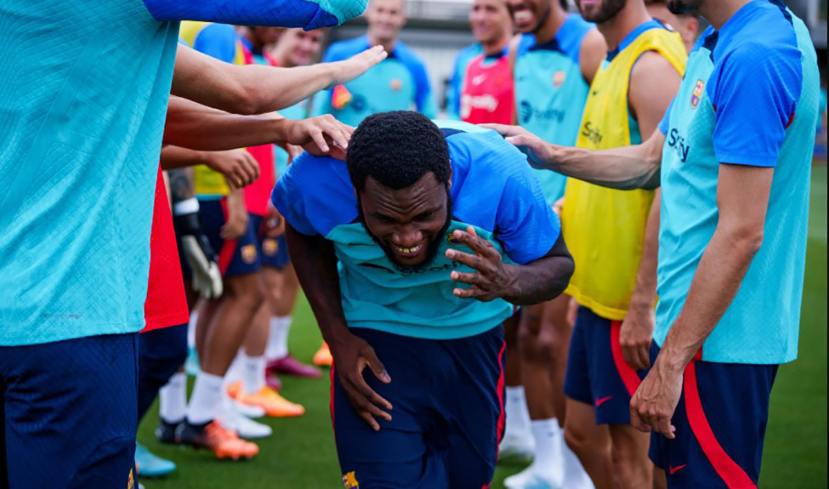 Franck Kessié, recibiendo collejas amistosas por parte de sus compañeros del Barça / FCB