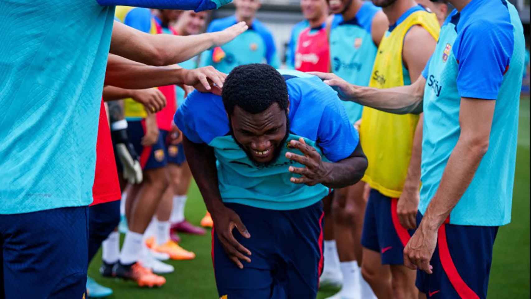 Franck Kessié, recibiendo collejas amistosas por parte de sus compañeros del Barça / FCB