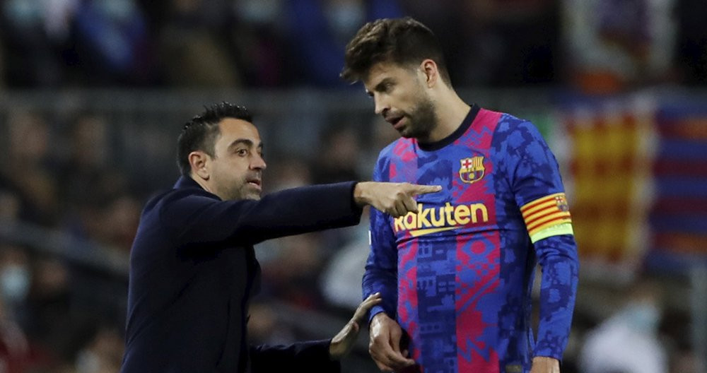 Gerard Piqué recibiendo indicaciones de Xavi, durante el Barça-Nápoles / EFE