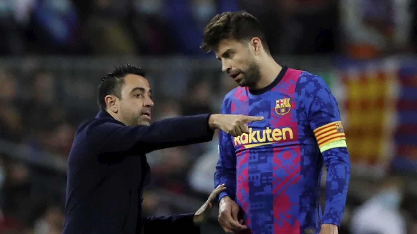 Gerard Piqué recibiendo indicaciones de Xavi, durante el Barça-Nápoles / EFE