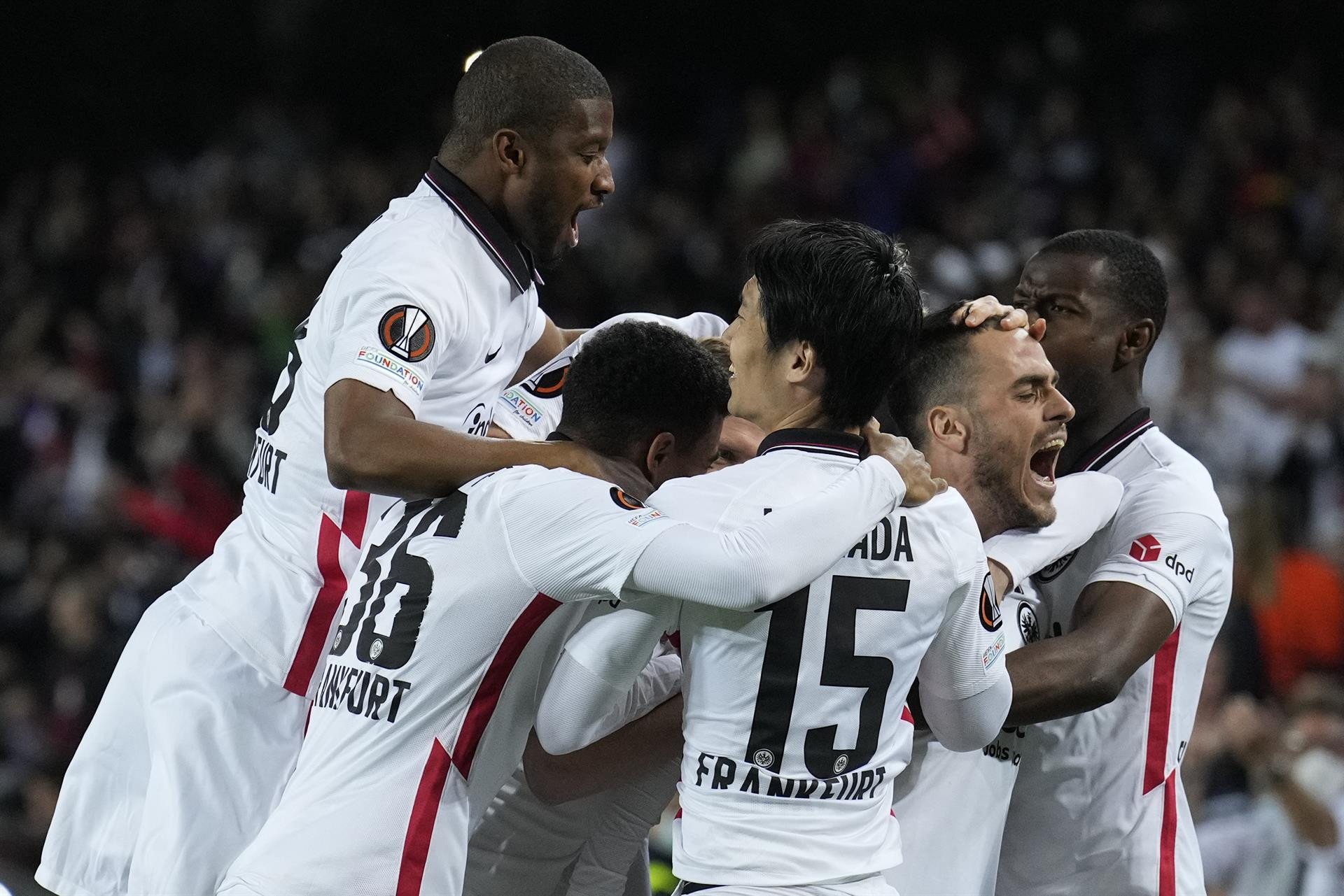 Los jugadores del Eintracht celebran el penalti transformado por Kostic