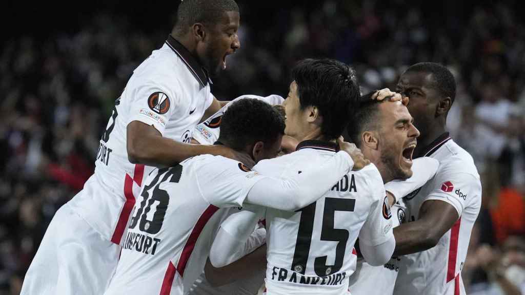 Los jugadores del Eintracht celebran el penalti transformado por Kostic