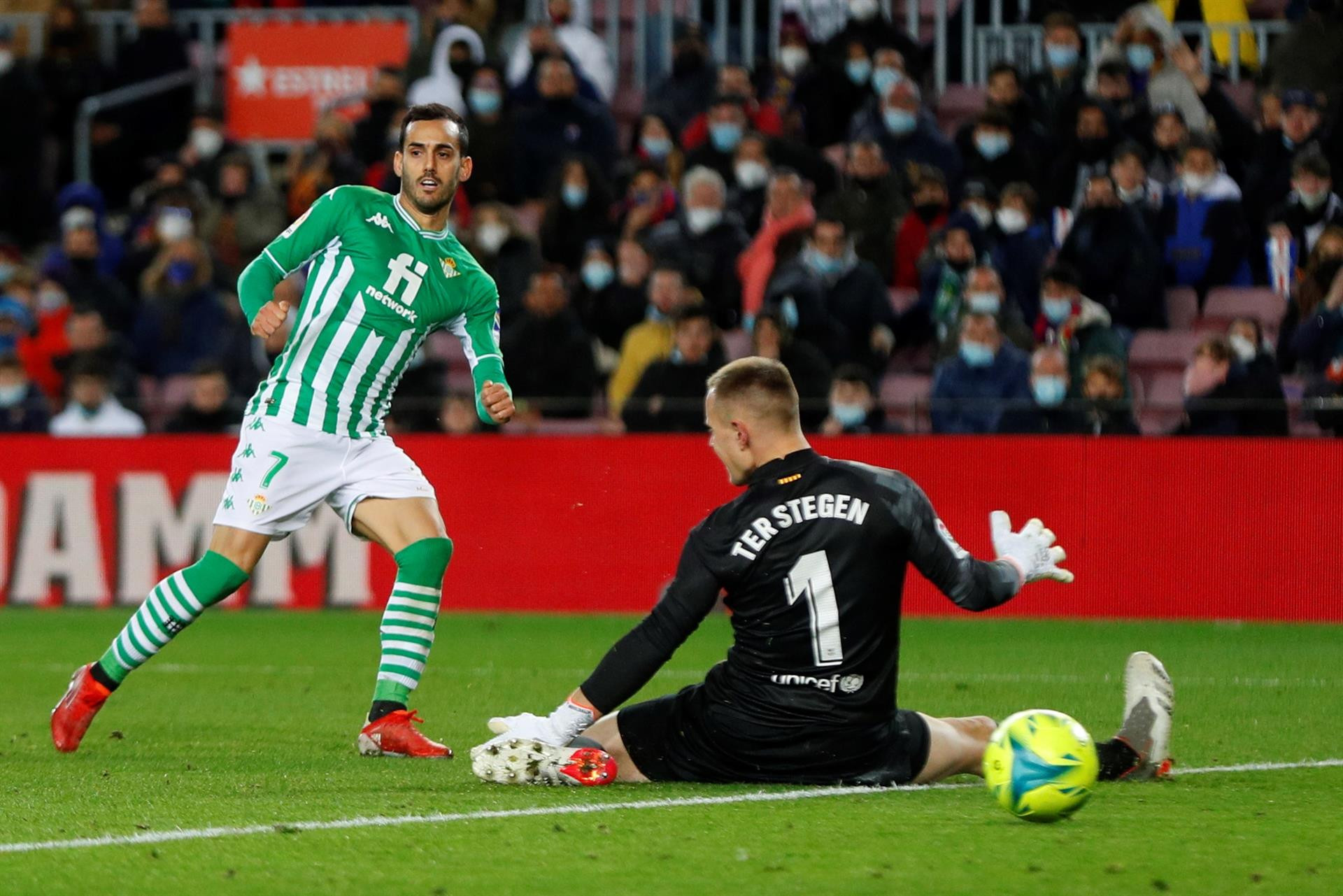 Juanmi bate a Ter Stegen en el gol del Betis que derrotó al Barça en el Camp Nou / EFE