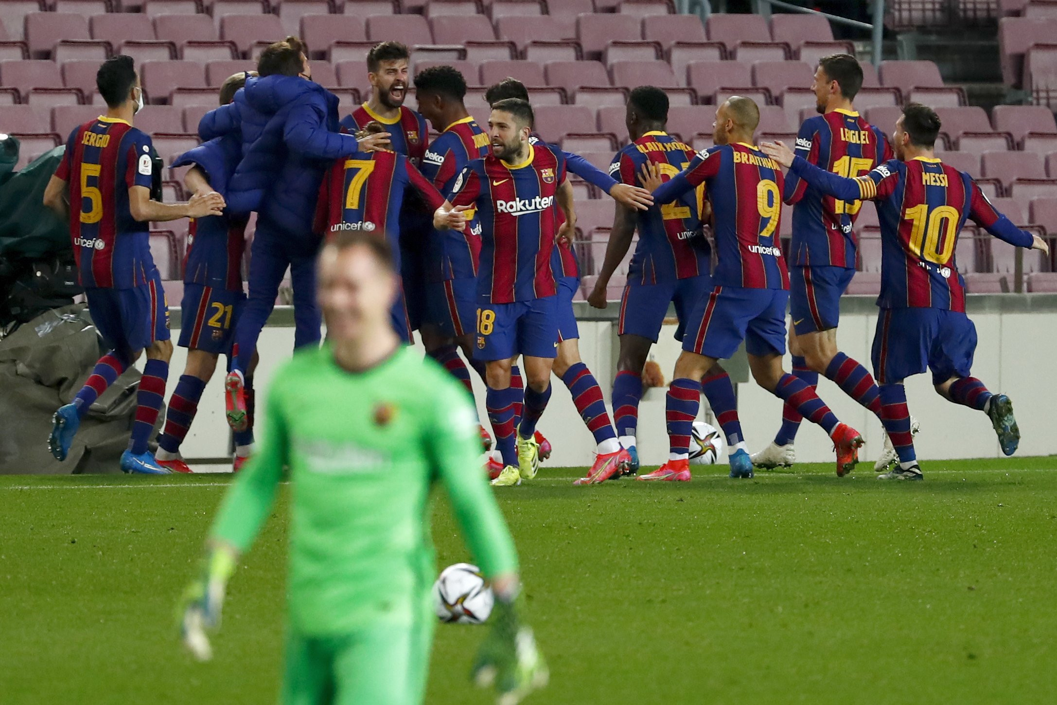 Los jugadores del Barça, celebrando el gol in extremis de Piqué contra el Sevilla | EFE