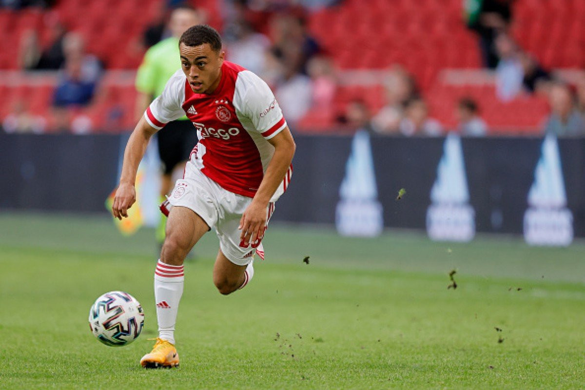 Sergiño Dest en un encuentro con el Ajax / EFE