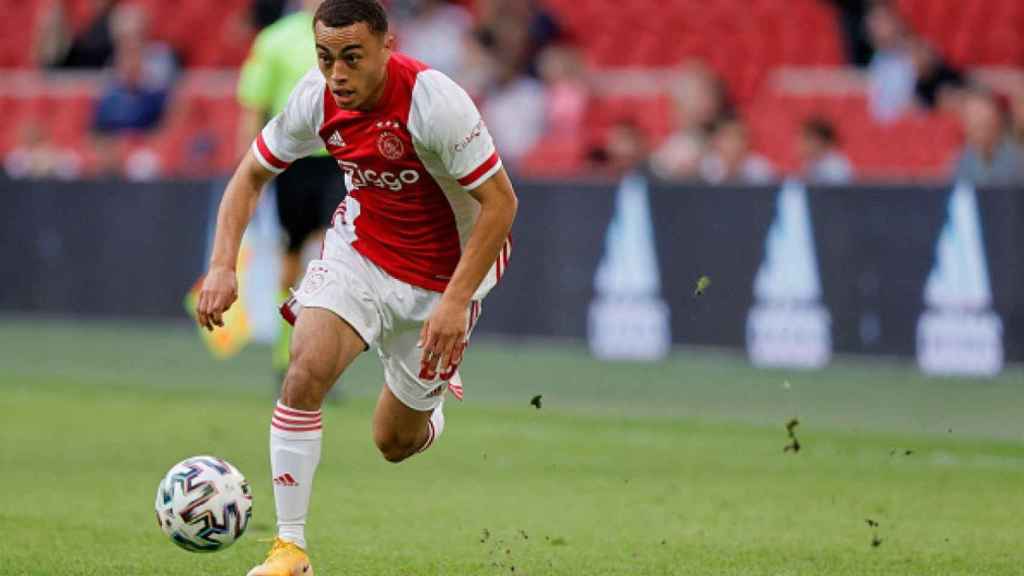 Sergiño Dest en un encuentro con el Ajax / EFE