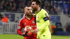 Una foto de Leo Messi con Lopes durante el partido frente al Olympique de Lyon / EFE