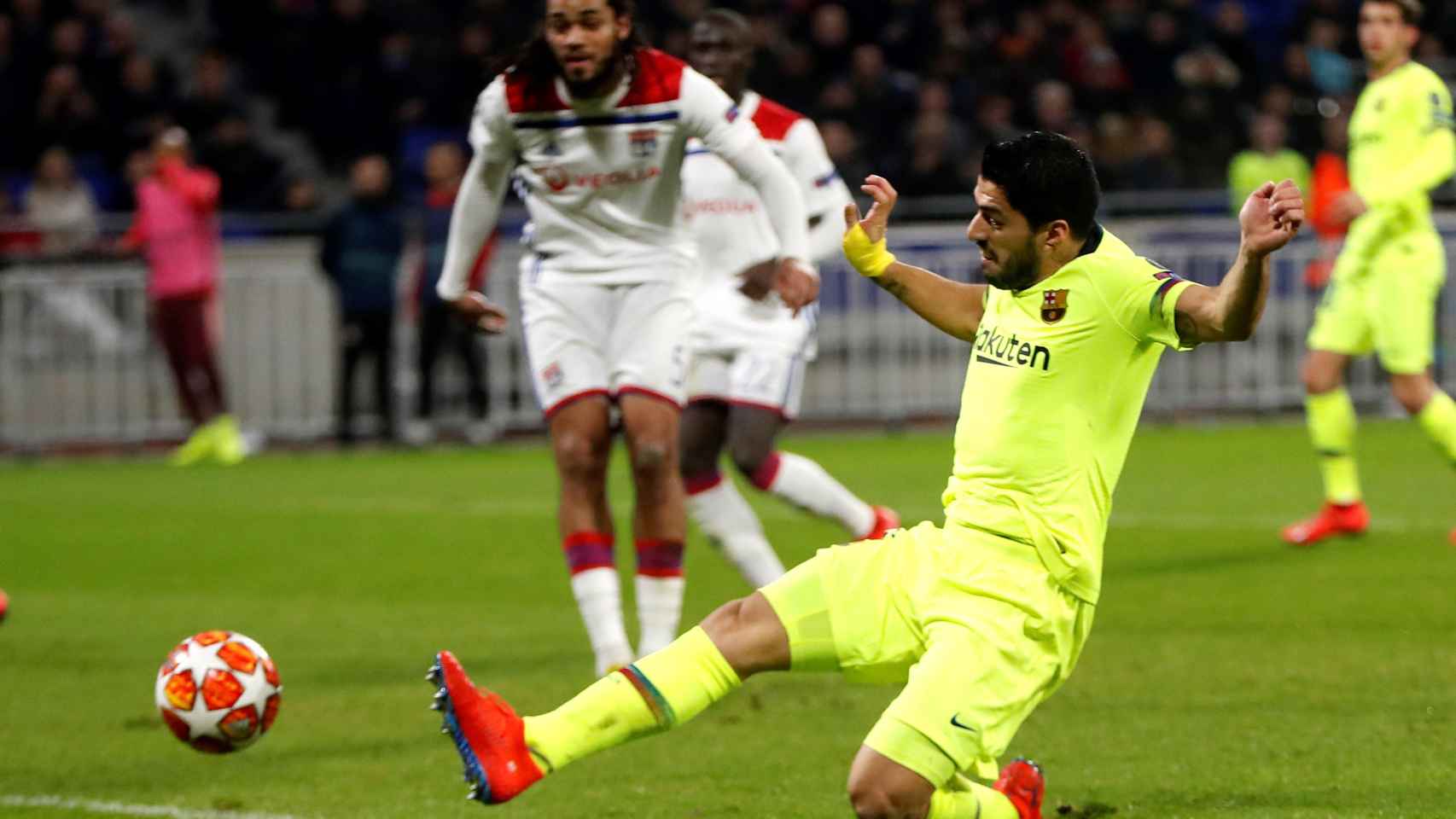 Luis Suárez intentando llegar al remate contra el Olympique de Lyon / EFE