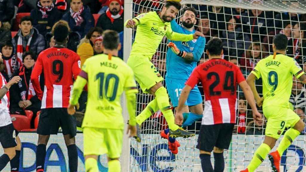 Gerard Piqué intenta rematar un balón ante el Athletic Club / EFE