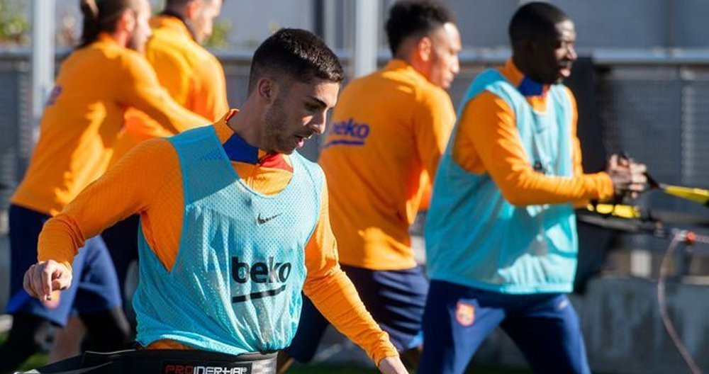 Aubameyang, al fondo de la imagen, entrenando en el Barça junto a Dembelé Redes