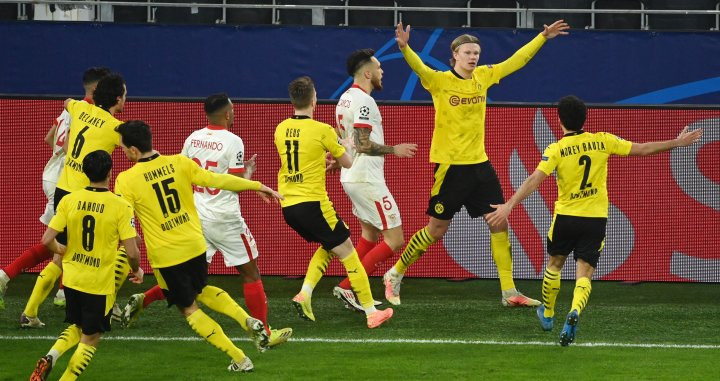 Haaland celebrando un gol ante el Sevilla en Champions / REDES