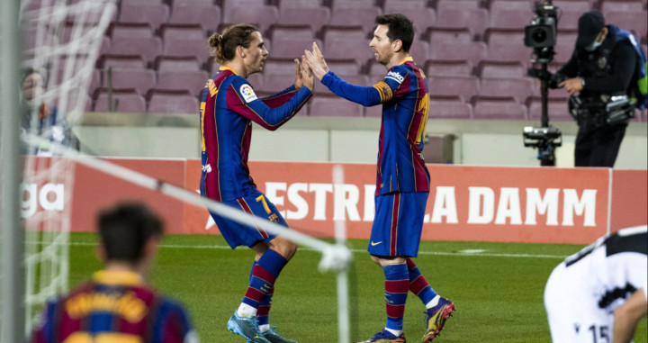 Messi y Griezmann celebrando el gol contra el Levante / FC Barcelona