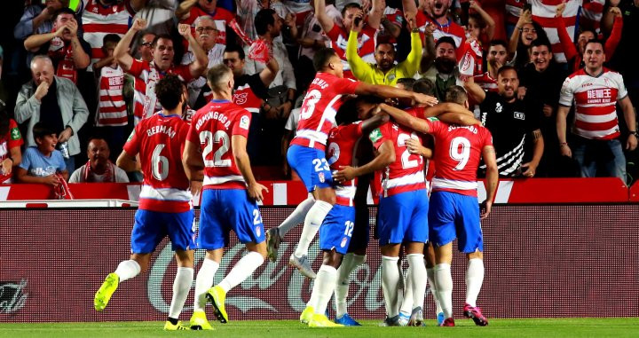 Los jugadores del Granada celebran su primer gol contra el Barça / EFE