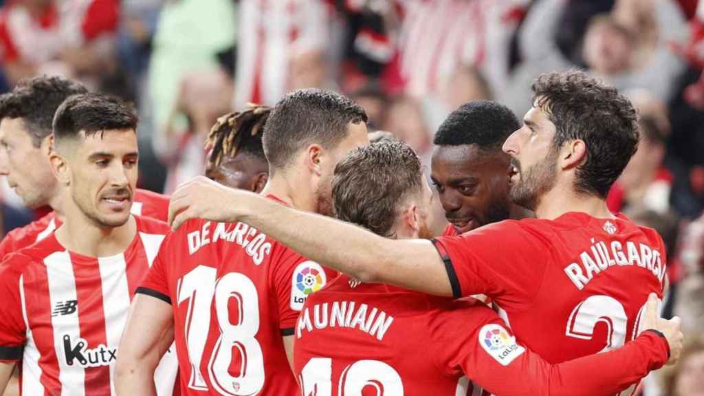 El Athletic Club, celebrando una victoria, antes de enfrentarse al Barça / EFE