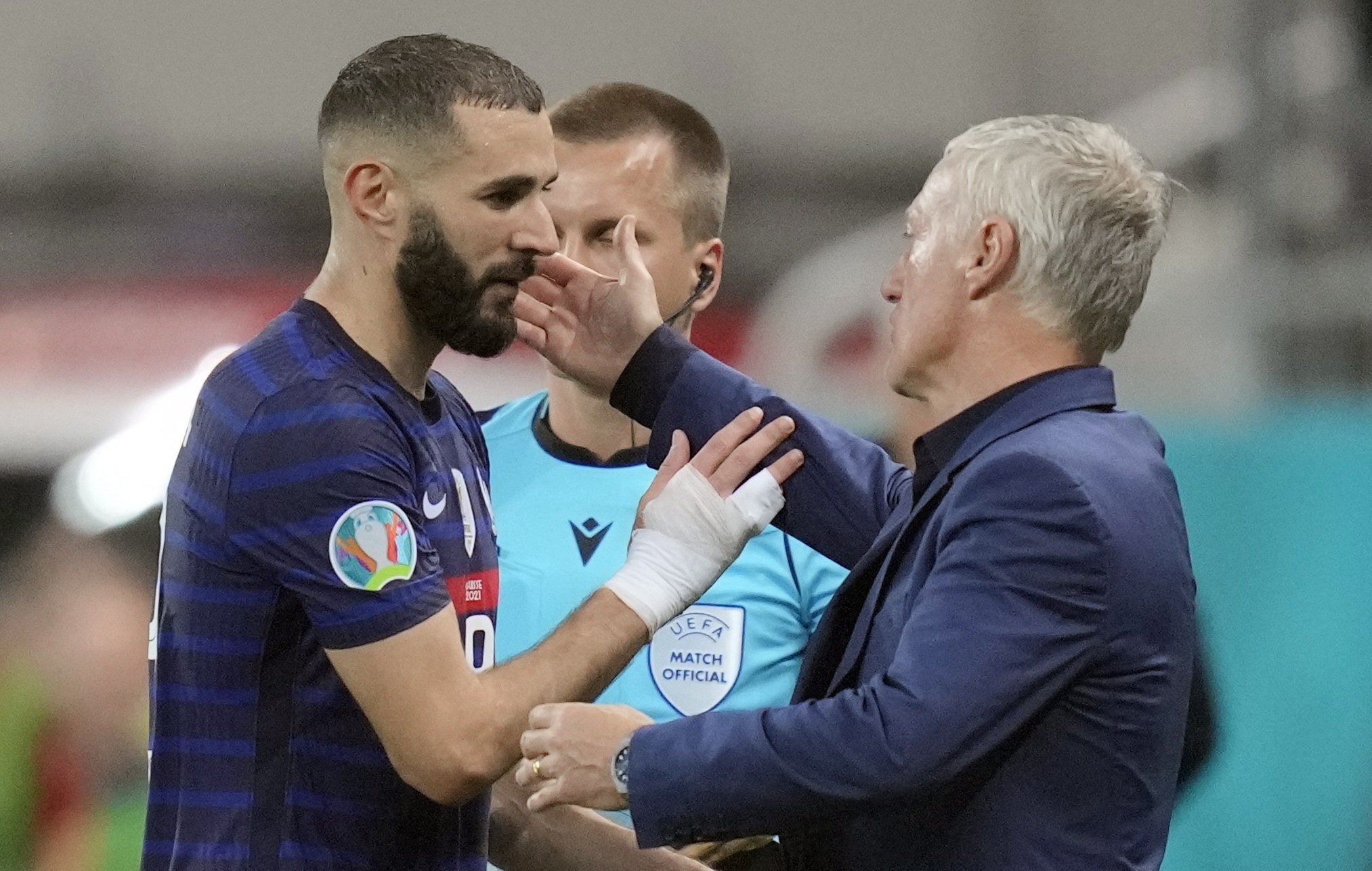 Karim Benzema se saluda con Didier Deschamps en los octavos de final contra Suiza / EFE