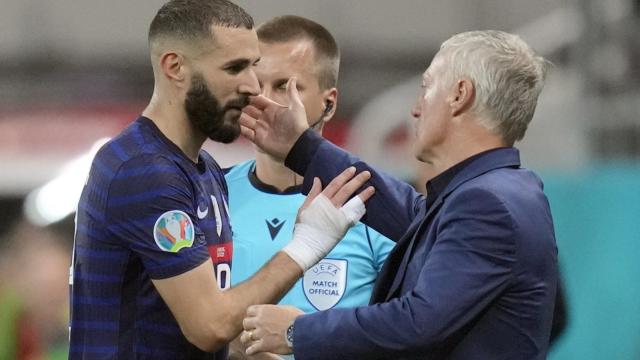 Karim Benzema se saluda con Didier Deschamps en los octavos de final contra Suiza / EFE