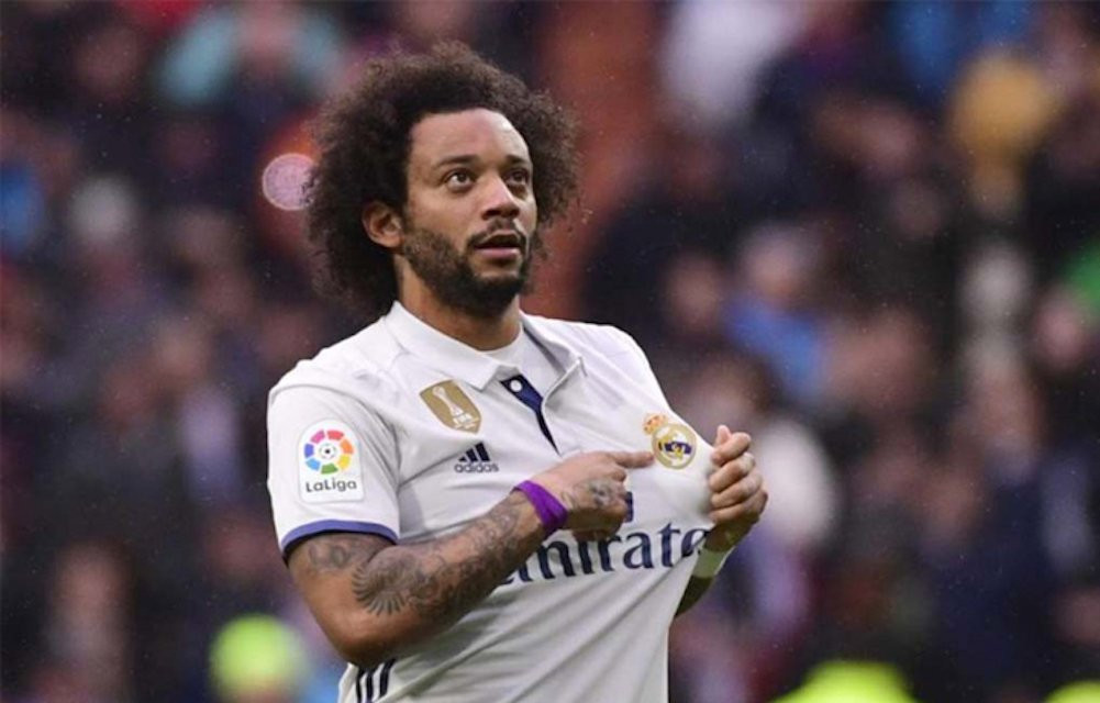 Una foto de Marcelo señalándose el escudo del Real Madrid tras marcar un gol / EFE