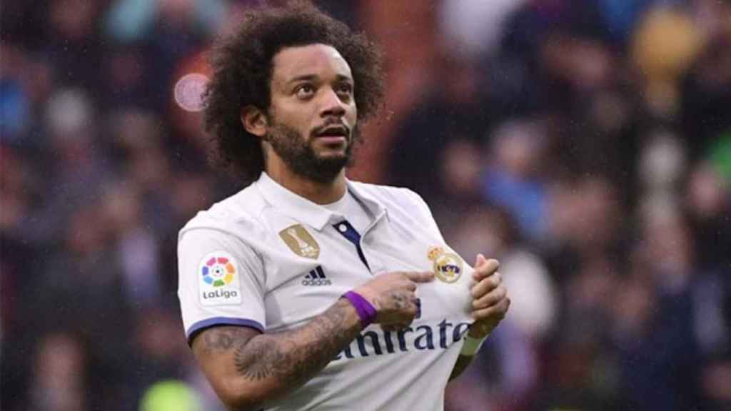 Una foto de Marcelo señalándose el escudo del Real Madrid tras marcar un gol / EFE