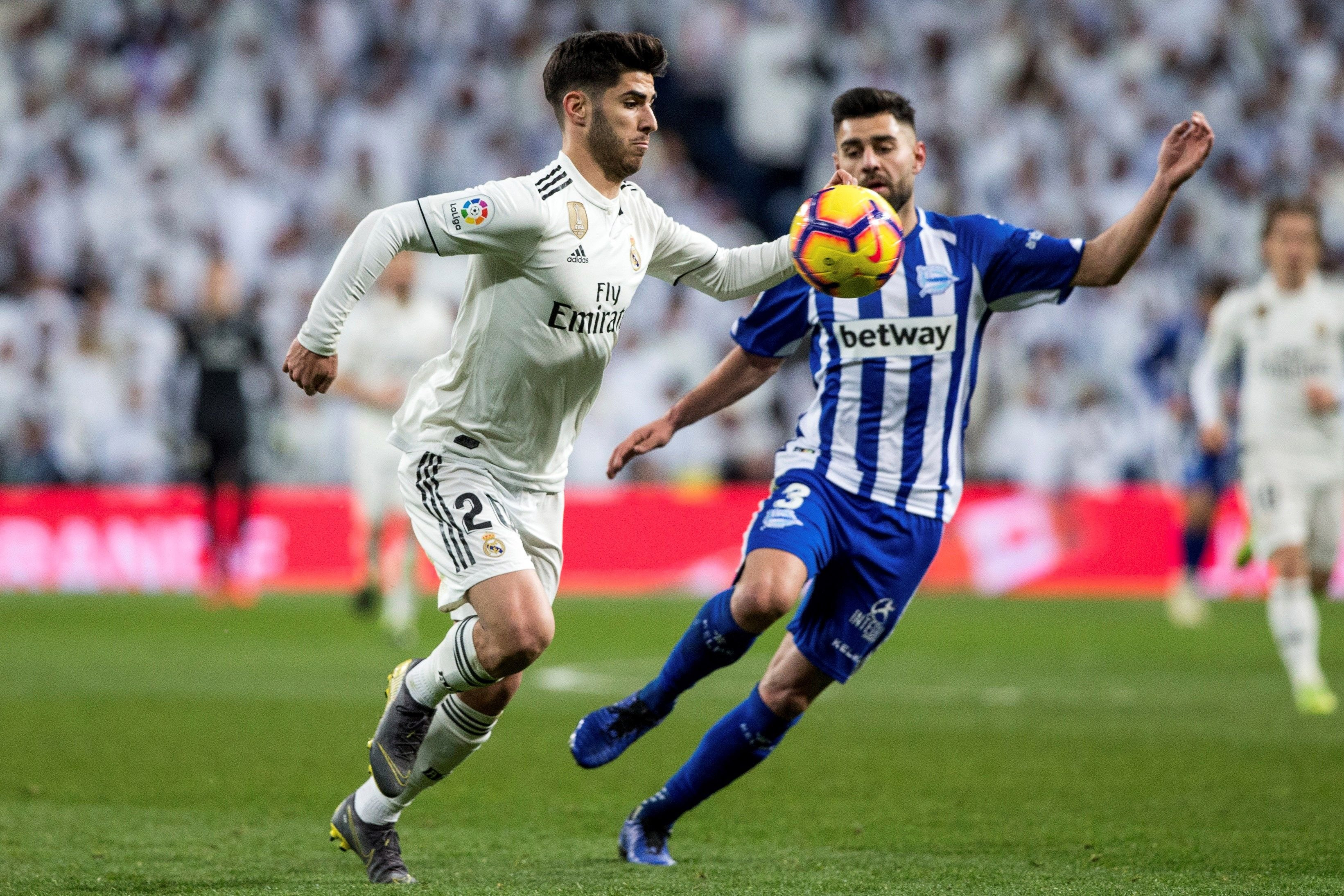 Marco Asensio se lleva el balón ante el defensa del Alavés Rubén Duarte / EFE