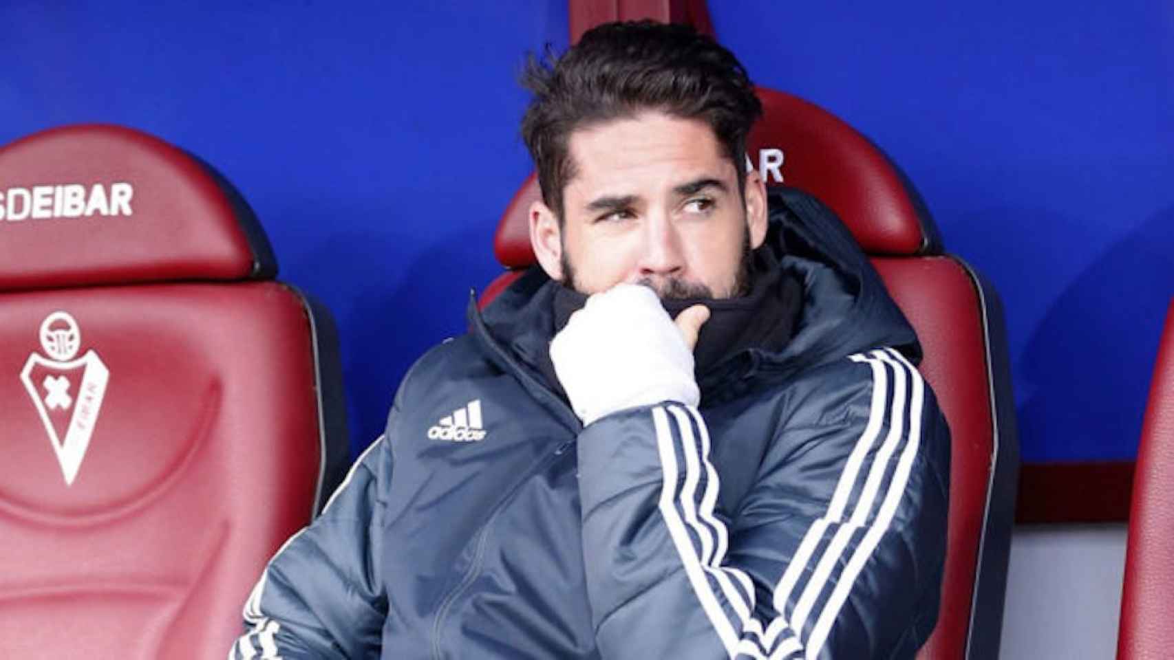 Una foto de Isco Alarcón en el banquillo durante el partido frente al Eibar / EFE