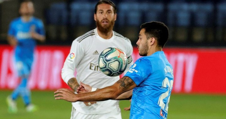 Maxi Gómez con Sergio Ramos / EFE