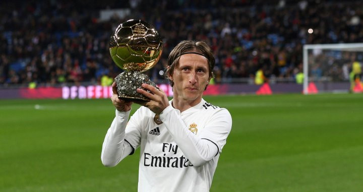 Una foto de Luka Modric ofreciendo el Balón de Oro al Santiago Bernabéu / EFE