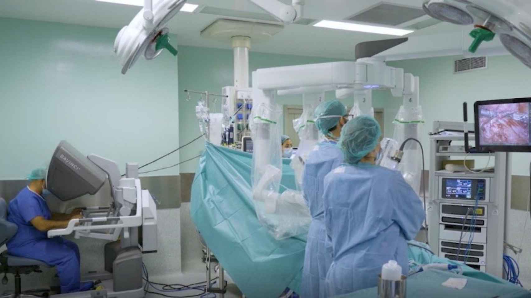 Momento de una intervención con el robot quirúrgico Da Vinci en el Hospital Quirónsalud Barcelona / QUIRÓNSALUD