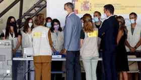 El rey Felipe VI y el presidente del Gobierno, Pedro Sánchez, visitan el centro de acogida temporal de los refugiados de Afganistán en la base de Torrejón de Ardoz (Madrid) / EFE / CHEMA MOYA